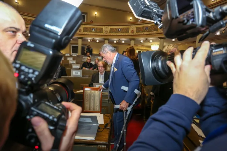 BANDIĆ NAPUSTIO BOLNICU I NA &Scaron;TAKAMA STIGAO U SKUP&Scaron;TINU: 'Ne skupimo li 26 ruku za proračun, ide se na izbore'