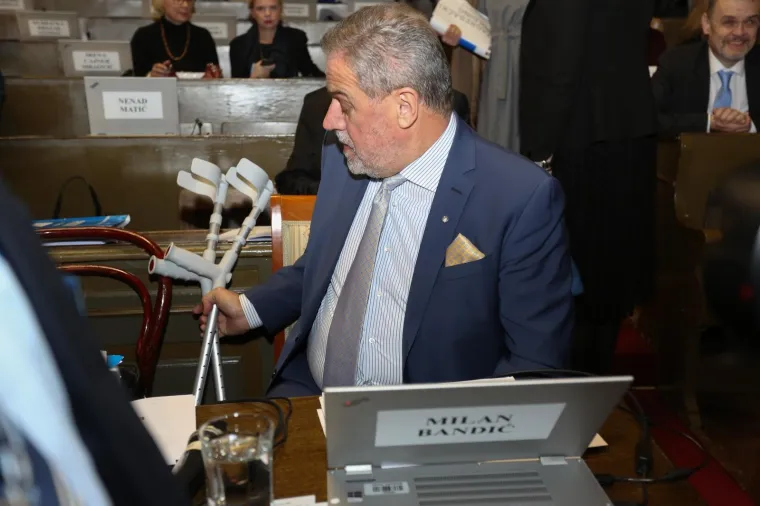 BANDIĆ NAPUSTIO BOLNICU I NA &Scaron;TAKAMA STIGAO U SKUP&Scaron;TINU: 'Ne skupimo li 26 ruku za proračun, ide se na izbore'