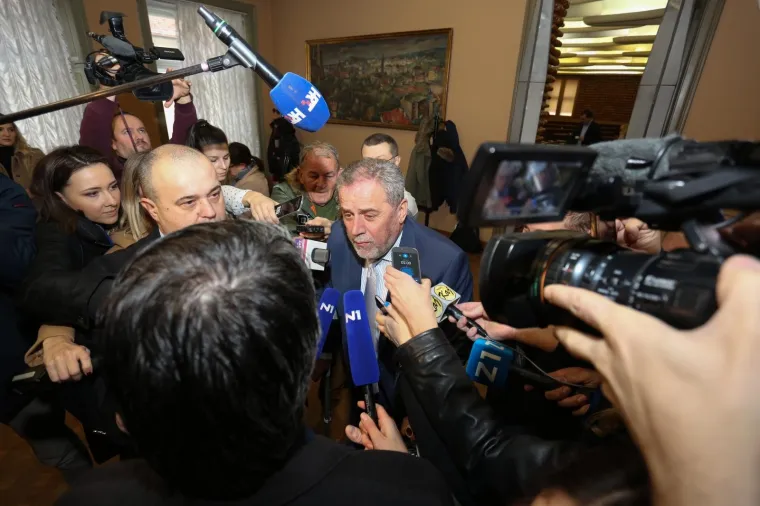 BANDIĆ NAPUSTIO BOLNICU I NA &Scaron;TAKAMA STIGAO U SKUP&Scaron;TINU: 'Ne skupimo li 26 ruku za proračun, ide se na izbore'