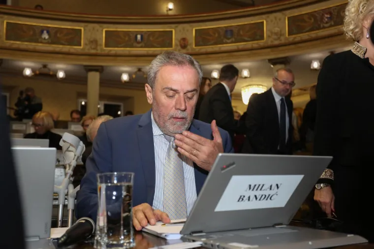 BANDIĆ NAPUSTIO BOLNICU I NA &Scaron;TAKAMA STIGAO U SKUP&Scaron;TINU: 'Ne skupimo li 26 ruku za proračun, ide se na izbore'