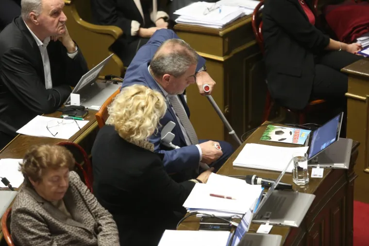 BANDIĆ NAPUSTIO BOLNICU I NA &Scaron;TAKAMA STIGAO U SKUP&Scaron;TINU: 'Ne skupimo li 26 ruku za proračun, ide se na izbore'