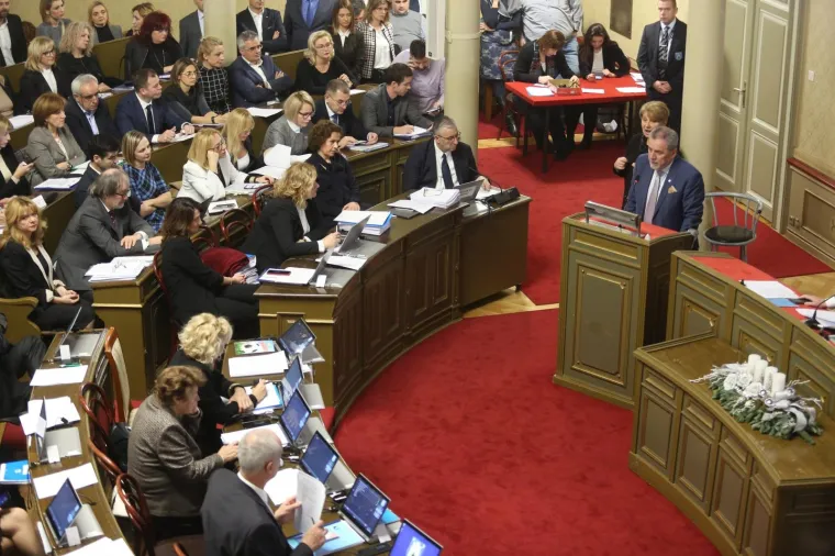 BANDIĆ NAPUSTIO BOLNICU I NA &Scaron;TAKAMA STIGAO U SKUP&Scaron;TINU: 'Ne skupimo li 26 ruku za proračun, ide se na izbore'