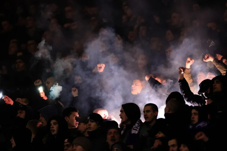 PAKLENA ATMOSFERA NA UTAKMICI DINAMA I ANDERLECHTA: Navijači bodre Modre od samog početka