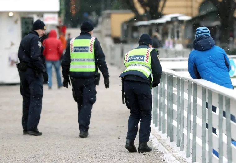 Ni policajka nije mogla odoljeti snježnim radostima pored klizali&scaron;ta na Tomislavcu u Zagrebu. Policajka se u dru&scaron;tvu dvojice kolega sagnula i napravila grudu.