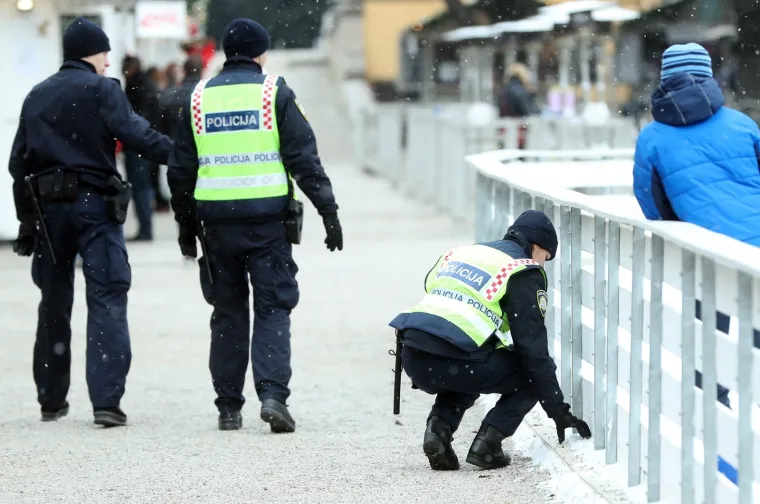 Ni policajka nije mogla odoljeti snježnim radostima pored klizali&scaron;ta na Tomislavcu u Zagrebu. Policajka se u dru&scaron;tvu dvojice kolega sagnula i napravila grudu.