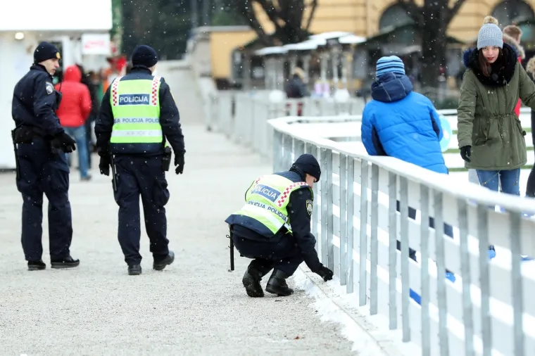 Ni policajka nije mogla odoljeti snježnim radostima pored klizali&scaron;ta na Tomislavcu u Zagrebu. Policajka se u dru&scaron;tvu dvojice kolega sagnula i napravila grudu.