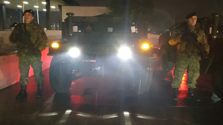 RTL usred napete situacije na Kosovu: Vučić obilazi granicu, NATO helikopteri nad Pri&scaron;tinom