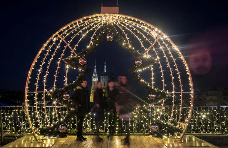Romantična bajka u srcu Zagreba: Fenjeri i &Scaron;uma Striborova oživjeli božićnu čaroliju