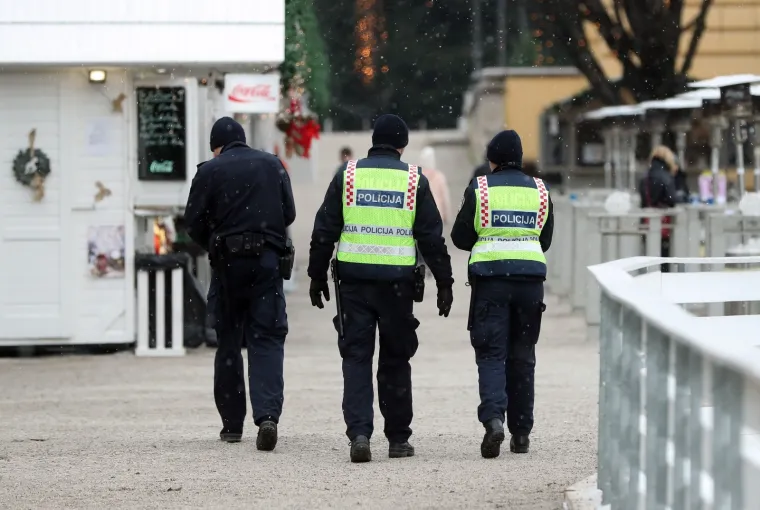 Ni policajka ne može odoljeti snježnoj grudi pored klizališta na Tomislavcu.