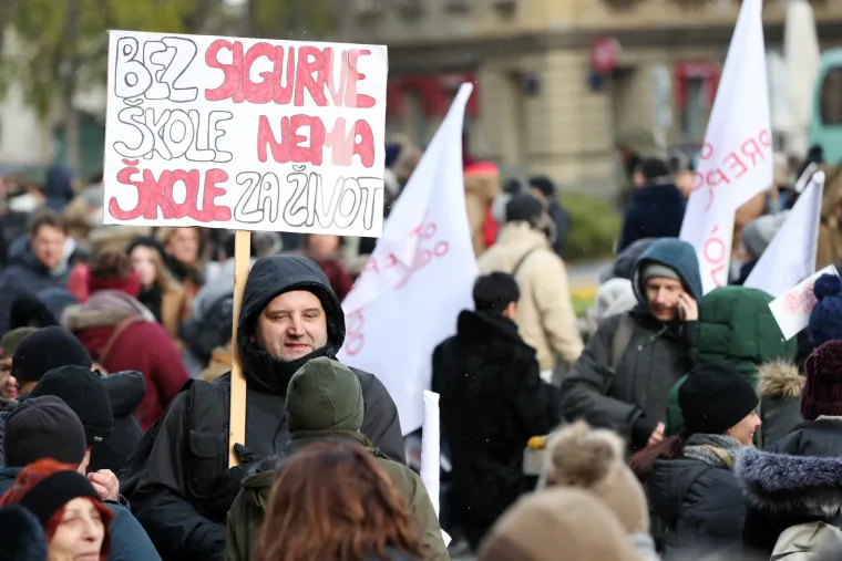 Nekoliko stotina nastavnika mar&scaron;iralo ulicama Zagreba: 'Učitelj nije boksačka vreća'