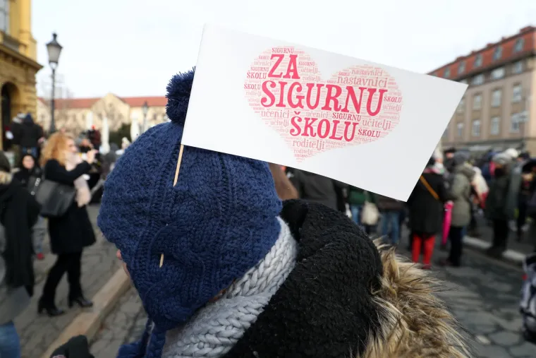 Nekoliko stotina nastavnika mar&scaron;iralo ulicama Zagreba: 'Učitelj nije boksačka vreća'