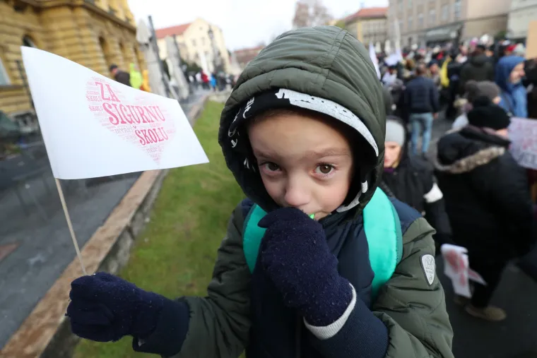 Nekoliko stotina nastavnika mar&scaron;iralo ulicama Zagreba: 'Učitelj nije boksačka vreća'