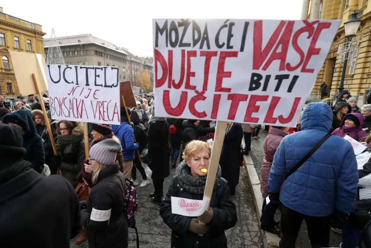Nekoliko stotina nastavnika mar&scaron;iralo ulicama Zagreba: 'Učitelj nije boksačka vreća'