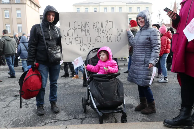 Nekoliko stotina nastavnika mar&scaron;iralo ulicama Zagreba: 'Učitelj nije boksačka vreća'