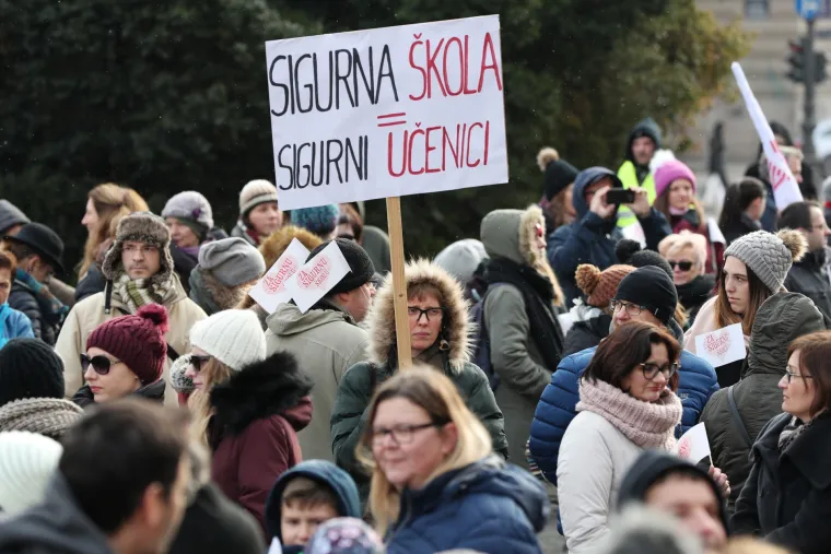 Nekoliko stotina nastavnika mar&scaron;iralo ulicama Zagreba: 'Učitelj nije boksačka vreća'