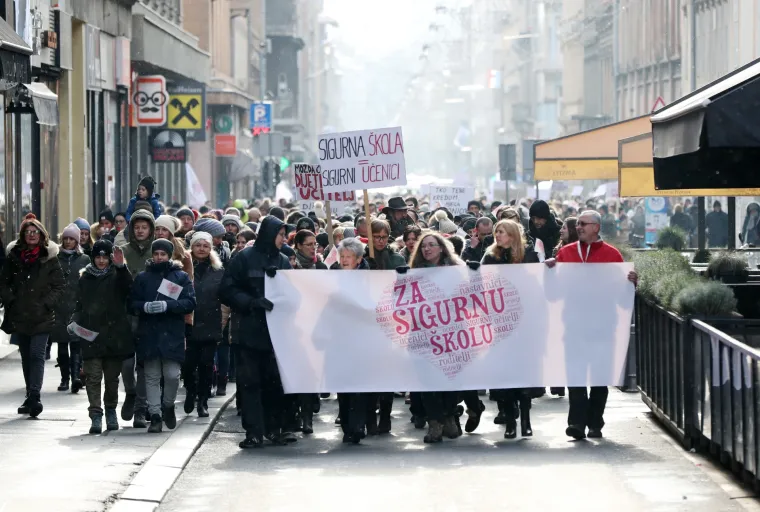 Nekoliko stotina nastavnika mar&scaron;iralo ulicama Zagreba: 'Učitelj nije boksačka vreća'