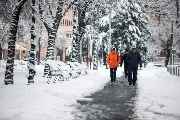 FOTO Zimska čarolija u gradu na Dravi: Snijeg zabijelio ulice Osijeka