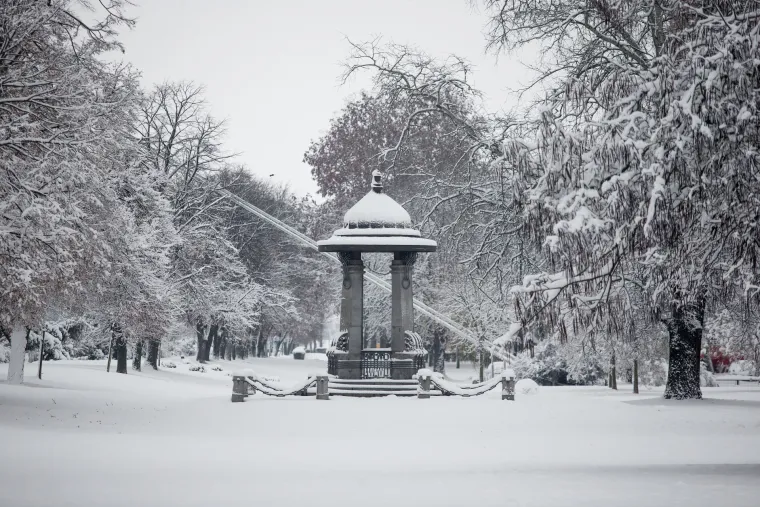 FOTO Zimska čarolija u gradu na Dravi: Snijeg zabijelio ulice Osijeka