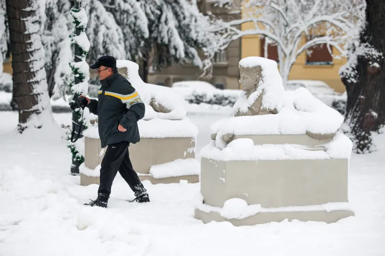 FOTO Zimska čarolija u gradu na Dravi: Snijeg zabijelio ulice Osijeka
