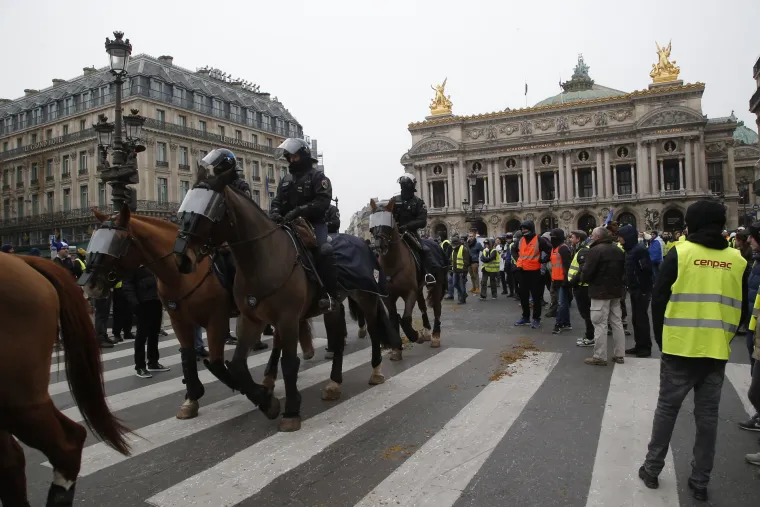 Kaos u Francuskoj: Policija bacila suzavac na 'žute prsluke' pa se obračunala s aktivisticama u toplesu