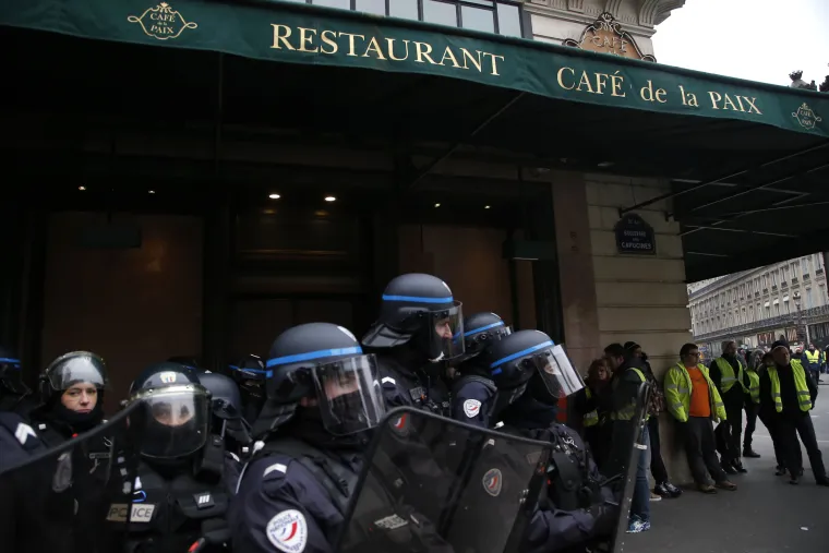 Kaos u Francuskoj: Policija bacila suzavac na 'žute prsluke' pa se obračunala s aktivisticama u toplesu