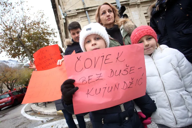 FOTO 'Spinraza za sve': Omi&scaron;ani prosvjedovali zbog te&scaron;ko bolesne male Nore