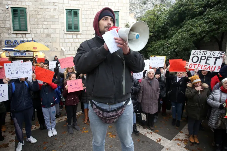 FOTO 'Spinraza za sve': Omi&scaron;ani prosvjedovali zbog te&scaron;ko bolesne male Nore