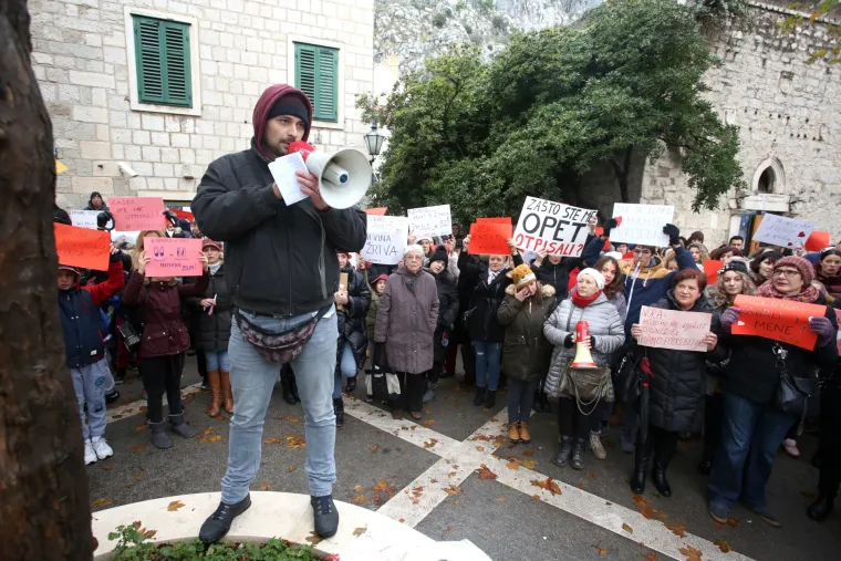 FOTO 'Spinraza za sve': Omi&scaron;ani prosvjedovali zbog te&scaron;ko bolesne male Nore