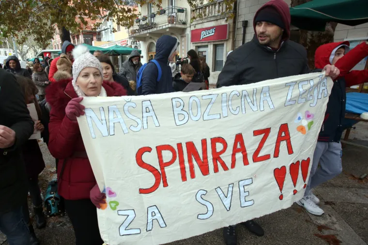 FOTO 'Spinraza za sve': Omi&scaron;ani prosvjedovali zbog te&scaron;ko bolesne male Nore