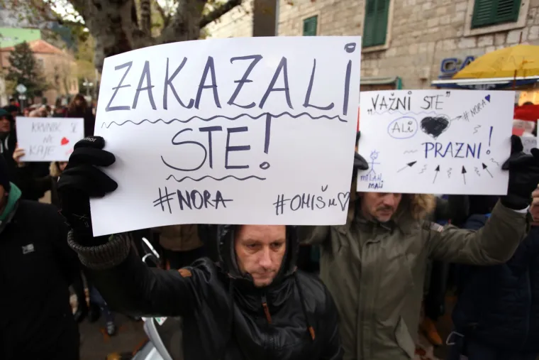 FOTO 'Spinraza za sve': Omi&scaron;ani prosvjedovali zbog te&scaron;ko bolesne male Nore