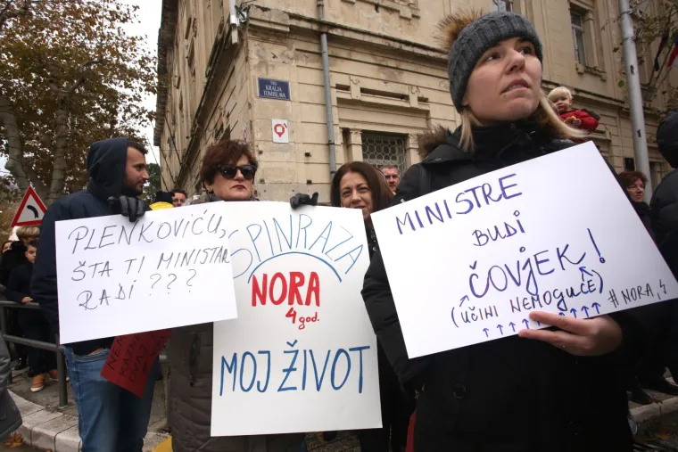 FOTO 'Spinraza za sve': Omi&scaron;ani prosvjedovali zbog te&scaron;ko bolesne male Nore