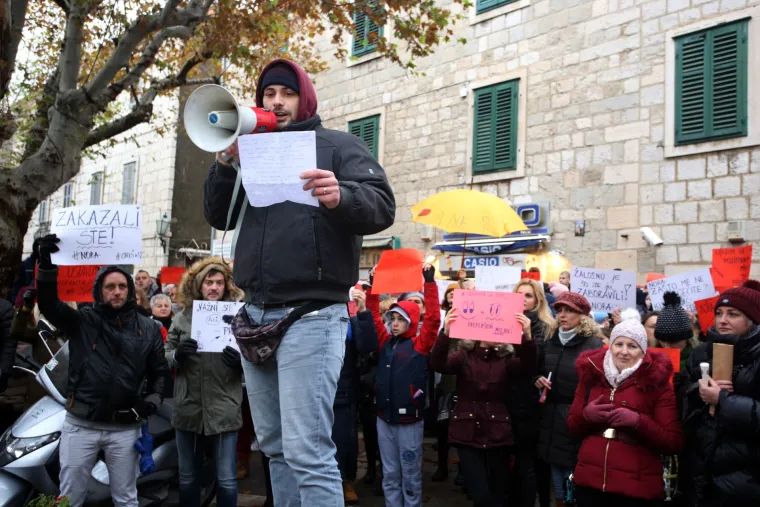 FOTO 'Spinraza za sve': Omi&scaron;ani prosvjedovali zbog te&scaron;ko bolesne male Nore