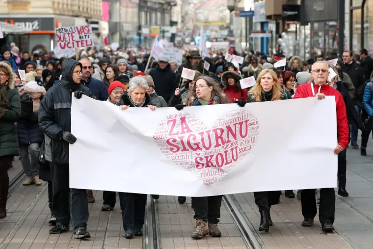 Zagreb: Održana prosvjedna povorka "Za sigurne &scaron;kole" od HNK do Trgba bana Jelačića 15.12.2018., Zagreb - Mreza "Nastavnici organizirano" je u suradnji sa sindikatom Preporod i nastavnickom grupom "Skolska zbornica" organizirala prosvjedni skup pod nazivom "Za sigurne skole". Prosvjednici su se okupili na Trgu Republike Hrvatske odakle su krenuli na Trg bana Josipa Jelacica gdje se odrzao sredisnji dio programa.