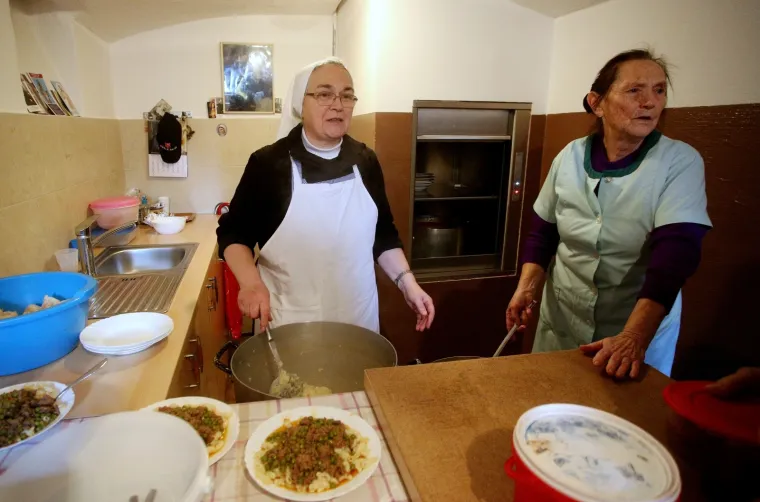 IGRAČI DINAMA POSJETILI SU PUČKU KUHINJU I POKAZALI VELIKO SRCE: Podijelili su čokolade i razveselili prisutne