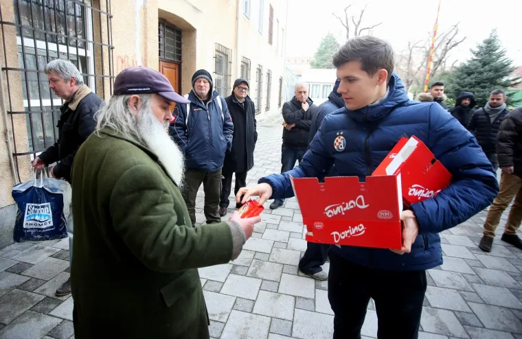 IGRAČI DINAMA POSJETILI SU PUČKU KUHINJU I POKAZALI VELIKO SRCE: Podijelili su čokolade i razveselili prisutne