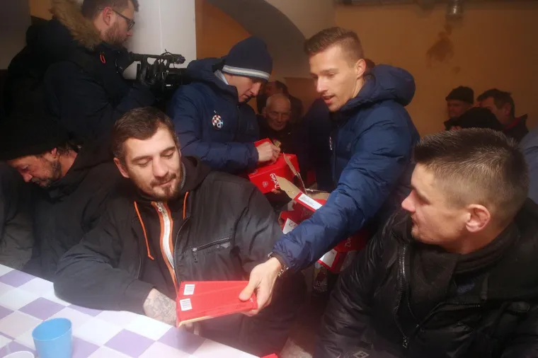 IGRAČI DINAMA POSJETILI SU PUČKU KUHINJU I POKAZALI VELIKO SRCE: Podijelili su čokolade i razveselili prisutne