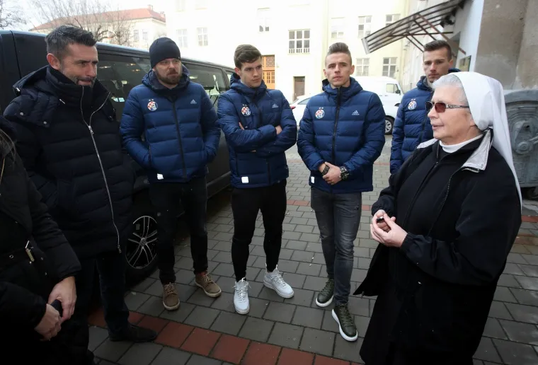 IGRAČI DINAMA POSJETILI SU PUČKU KUHINJU I POKAZALI VELIKO SRCE: Podijelili su čokolade i razveselili prisutne