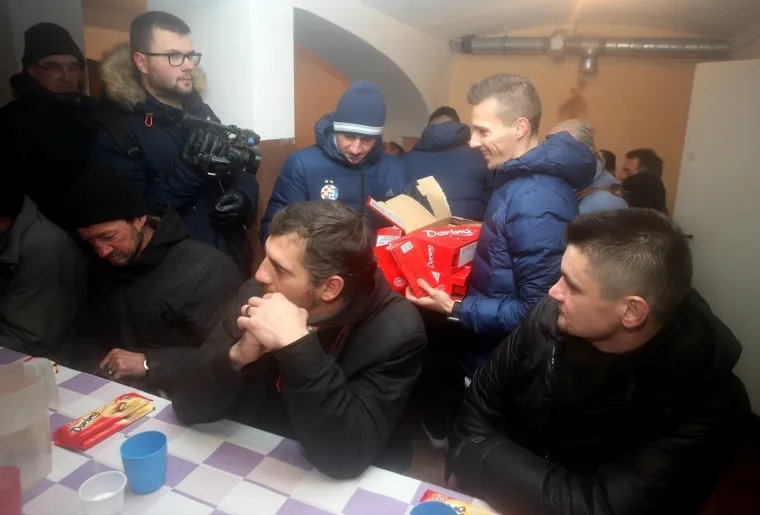 IGRAČI DINAMA POSJETILI SU PUČKU KUHINJU I POKAZALI VELIKO SRCE: Podijelili su čokolade i razveselili prisutne