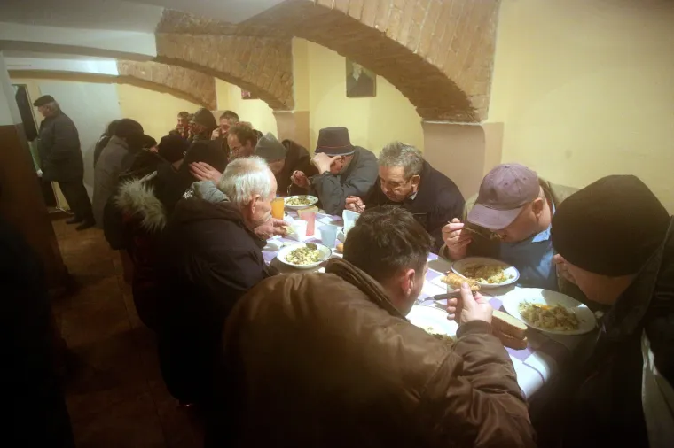 IGRAČI DINAMA POSJETILI SU PUČKU KUHINJU I POKAZALI VELIKO SRCE: Podijelili su čokolade i razveselili prisutne