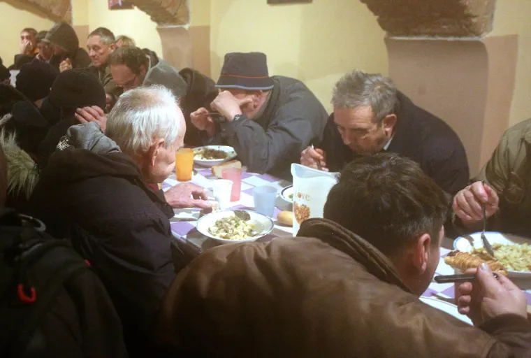 IGRAČI DINAMA POSJETILI SU PUČKU KUHINJU I POKAZALI VELIKO SRCE: Podijelili su čokolade i razveselili prisutne