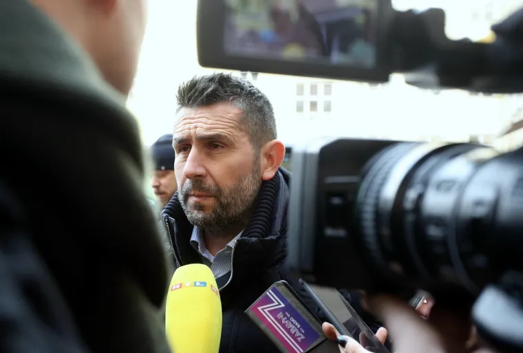 IGRAČI DINAMA POSJETILI SU PUČKU KUHINJU I POKAZALI VELIKO SRCE: Podijelili su čokolade i razveselili prisutne