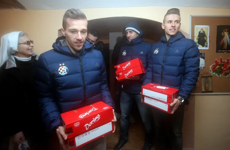 IGRAČI DINAMA POSJETILI SU PUČKU KUHINJU I POKAZALI VELIKO SRCE: Podijelili su čokolade i razveselili prisutne