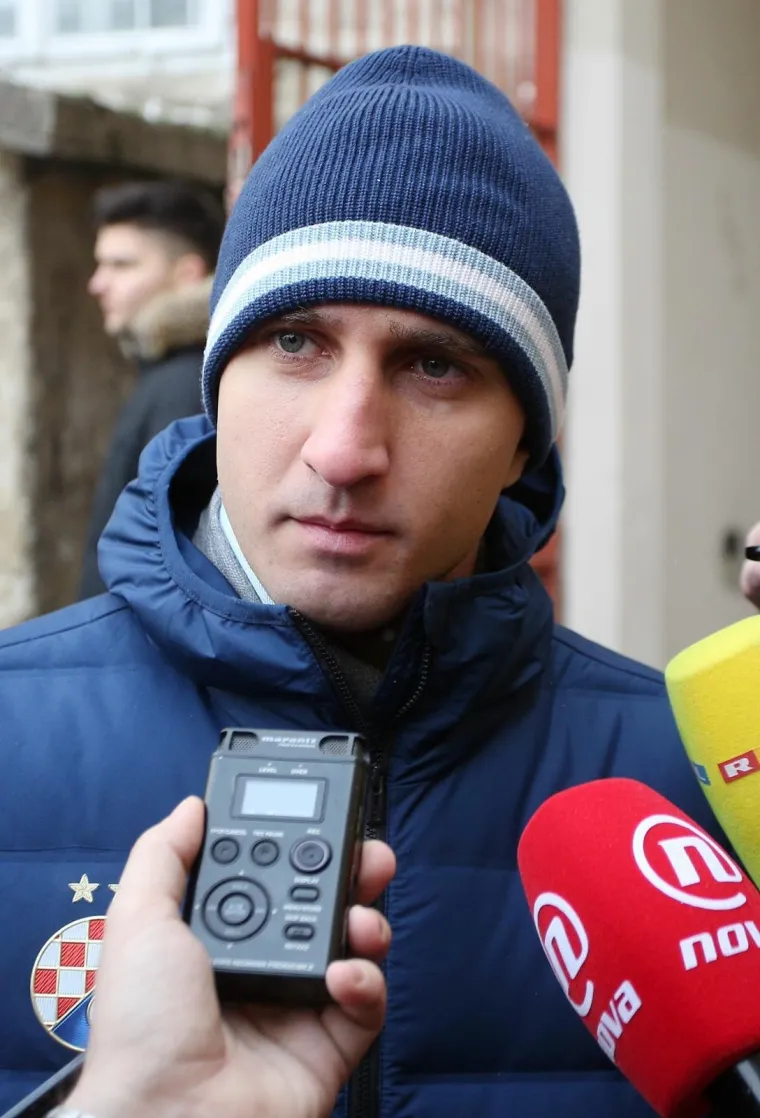 IGRAČI DINAMA POSJETILI SU PUČKU KUHINJU I POKAZALI VELIKO SRCE: Podijelili su čokolade i razveselili prisutne