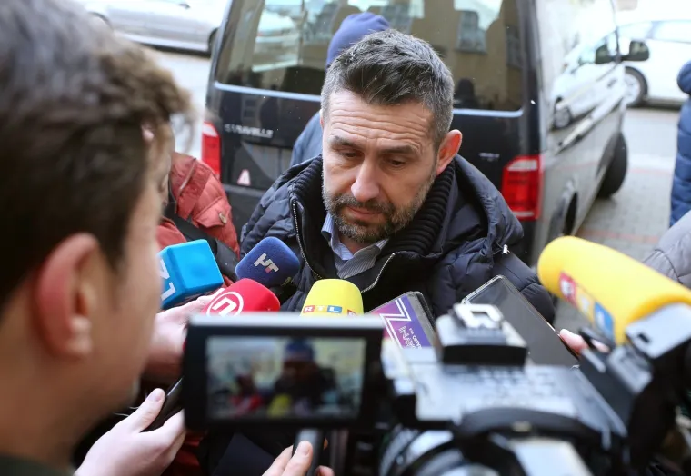 IGRAČI DINAMA POSJETILI SU PUČKU KUHINJU I POKAZALI VELIKO SRCE: Podijelili su čokolade i razveselili prisutne