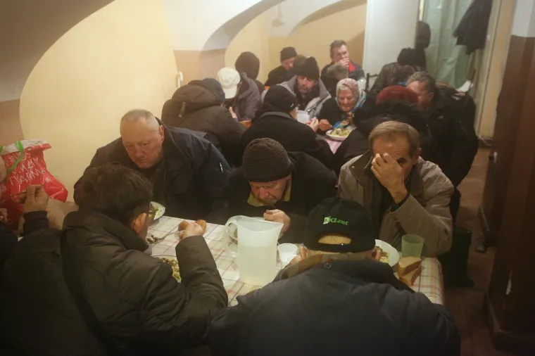 IGRAČI DINAMA POSJETILI SU PUČKU KUHINJU I POKAZALI VELIKO SRCE: Podijelili su čokolade i razveselili prisutne