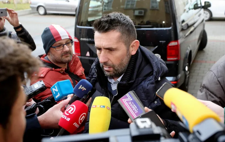 IGRAČI DINAMA POSJETILI SU PUČKU KUHINJU I POKAZALI VELIKO SRCE: Podijelili su čokolade i razveselili prisutne