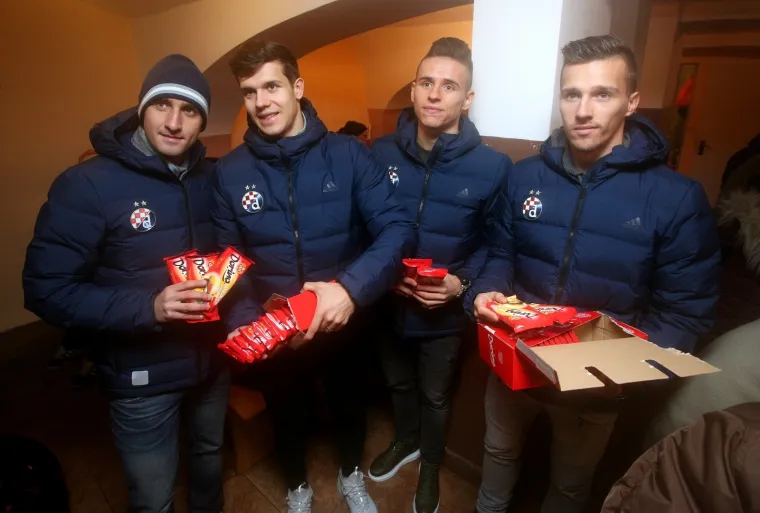 IGRAČI DINAMA POSJETILI SU PUČKU KUHINJU I POKAZALI VELIKO SRCE: Podijelili su čokolade i razveselili prisutne