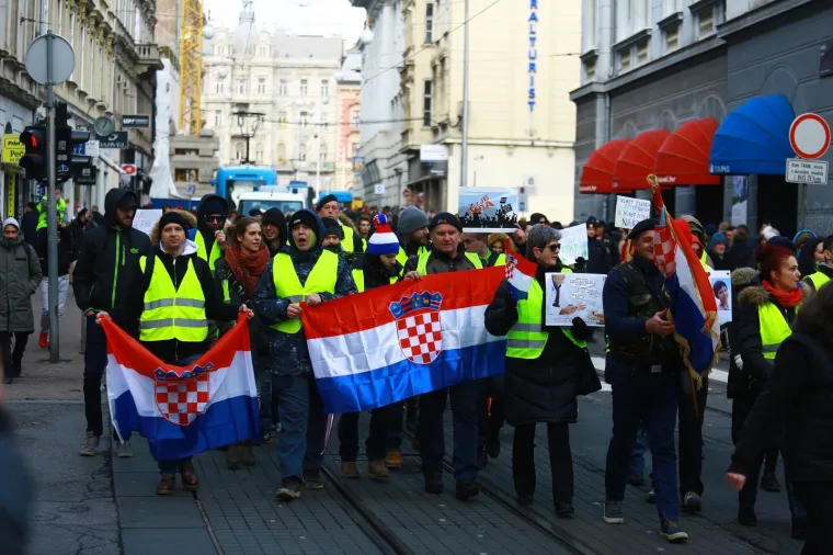 'ŽUTI PRSLUCI' OKUPIRALI CENTAR ZAGREBA, PRATILA IH POLICIJA: Nezadovoljni stanjem u državi izašli na ulice