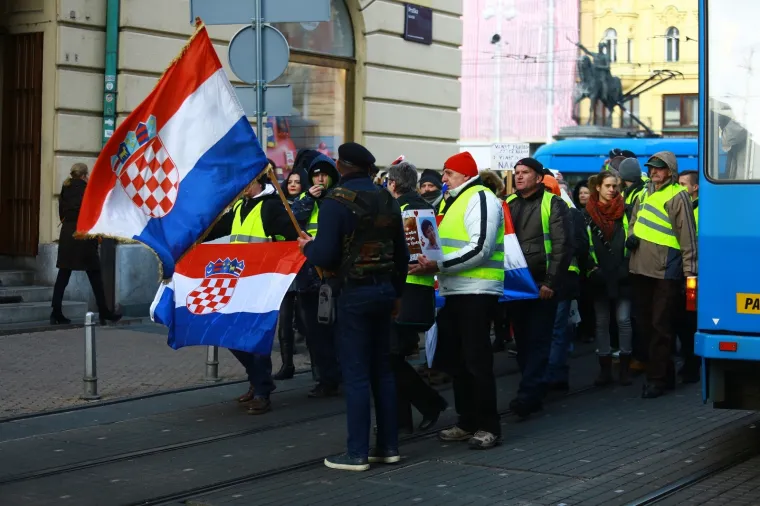 'ŽUTI PRSLUCI' OKUPIRALI CENTAR ZAGREBA, PRATILA IH POLICIJA: Nezadovoljni stanjem u državi izašli na ulice