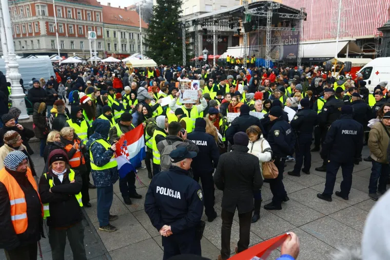 'ŽUTI PRSLUCI' OKUPIRALI CENTAR ZAGREBA, PRATILA IH POLICIJA: Nezadovoljni stanjem u državi izašli na ulice